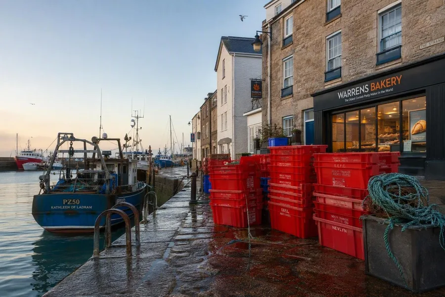 Een beeld van Newlyn terwijl het water stijgt.