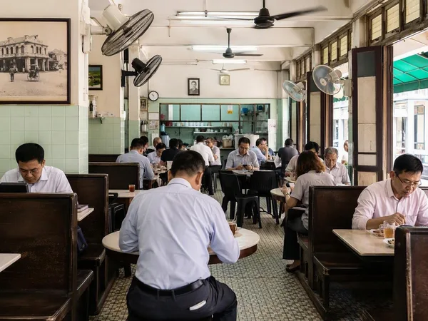 Koffie, lunch en vaste tafels: de kopitiams van George Town