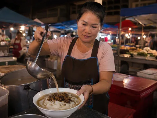 Rijstnoedels op de avondmarkt van Luang Namtha