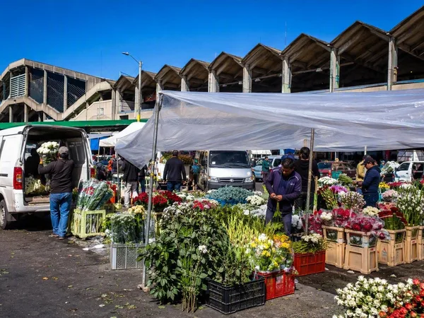 Voor de hal begint de bloemenhandel van Paloquemao