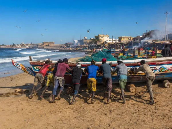 De laatste meters van een pirogue in Soumbédioune