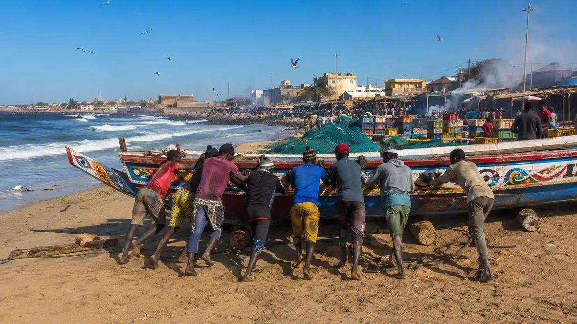 De laatste meters van een pirogue in Soumbédioune