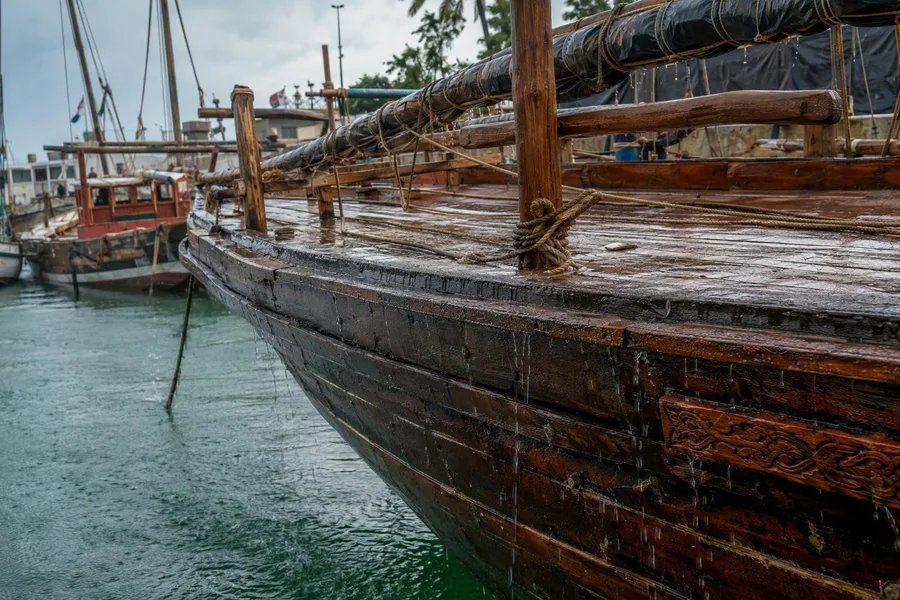 Een beeld van De regen achterna door Stone Town.