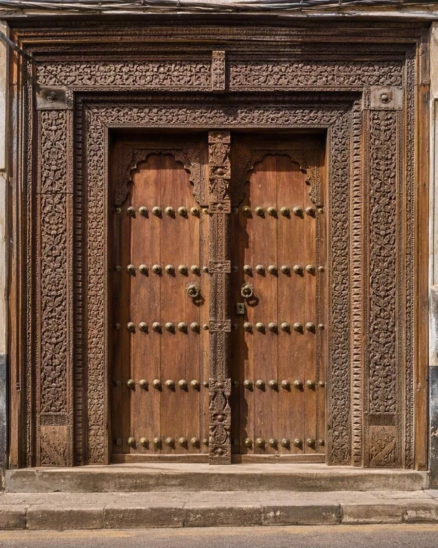 Hout tussen huis en haven: de deuren van Mombasa Old Town