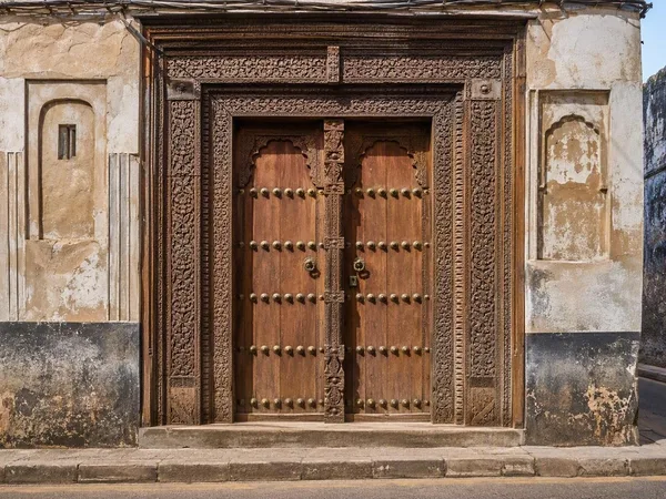 Hout tussen huis en haven: de deuren van Mombasa Old Town