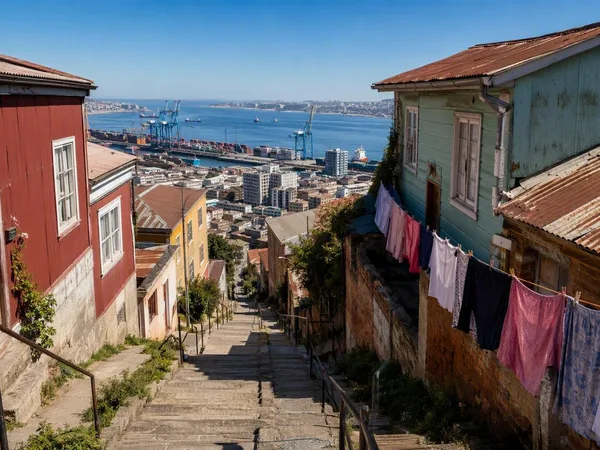 From the port to Cerro Cordillera, one steep stair at a time