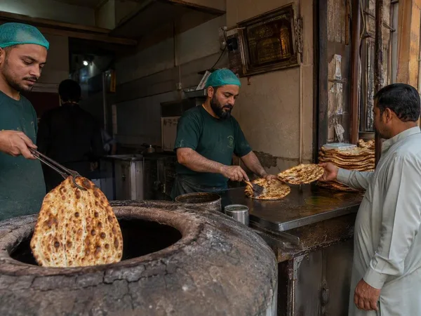 Brood uit de wand: de tandoor van Mozang Bazaar