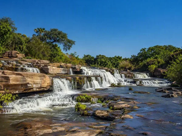 Van Banfora naar de watervallen en rotskoepels van Fabédougou