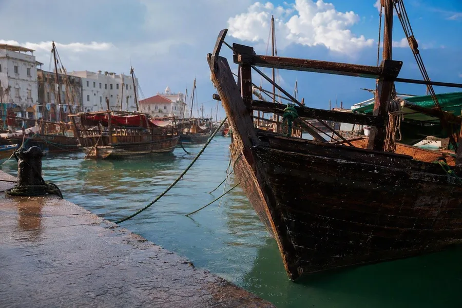 Een beeld van De regen achterna door Stone Town.