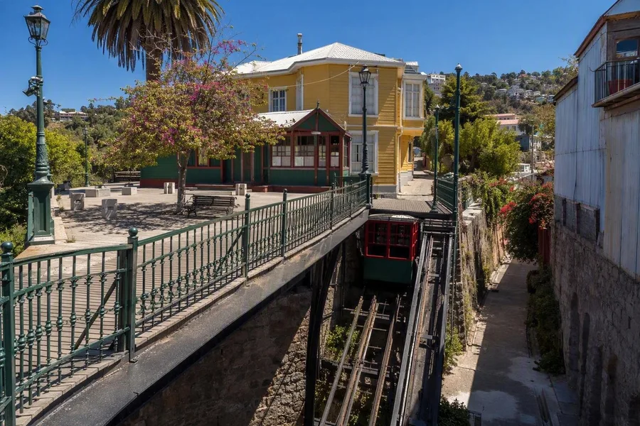 De voetbrug bij het bovenstation verbindt Ascensor Reina Victoria met Paseo Dimalow op Cerro Alegre.