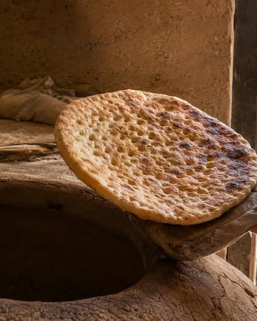 Meel, handen en een hete ovenwand: de ochtend in een Yazdse bakkerij