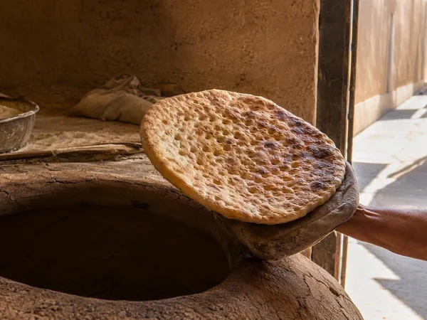 Meel, handen en een hete ovenwand: de ochtend in een Yazdse bakkerij