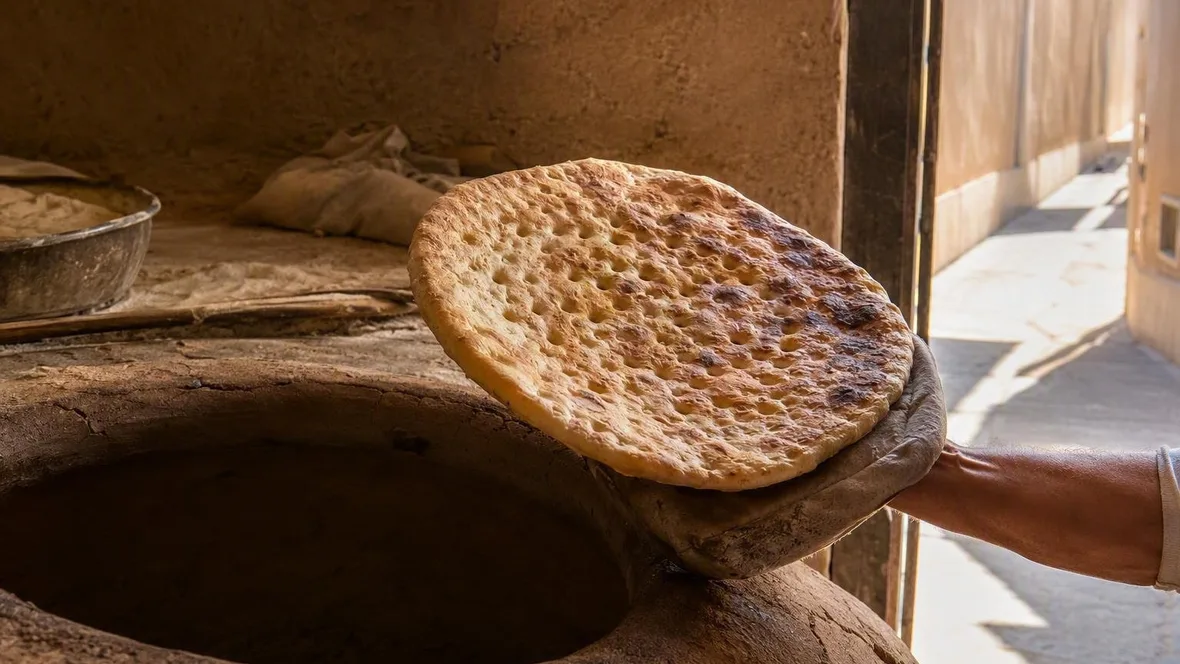 Meel, handen en een hete ovenwand: de ochtend in een Yazdse bakkerij
