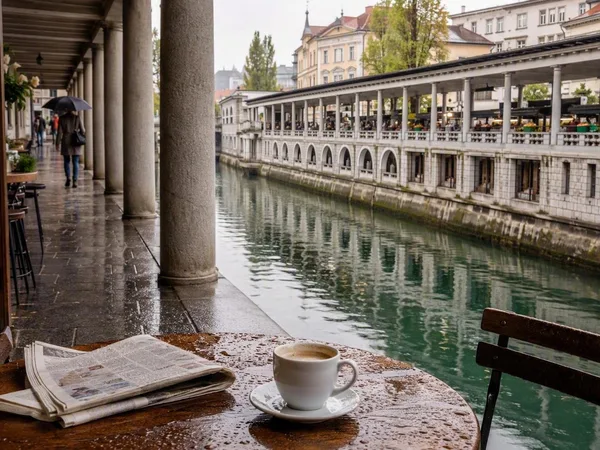 Onder de bogen naar koffie: een natte ochtend in Ljubljana
