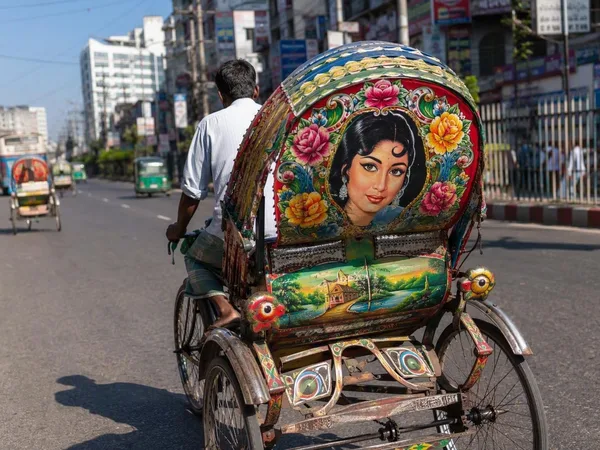 Filmsterren op blik: de rijdende riksjakunst van Dhaka