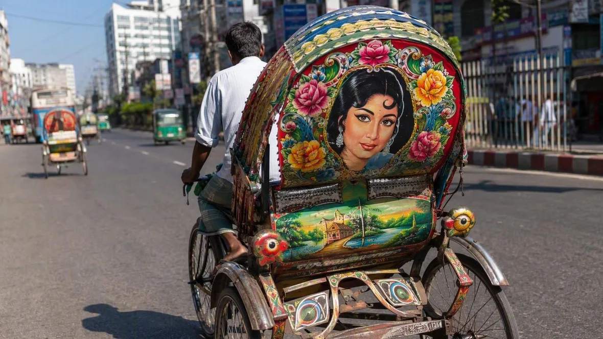 Filmsterren op blik: de rijdende riksjakunst van Dhaka