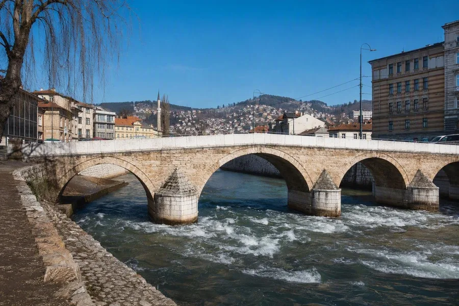 Water stroomt onder de vier kalkstenen bogen van de Šeher-Ćehajabrug in Sarajevo.