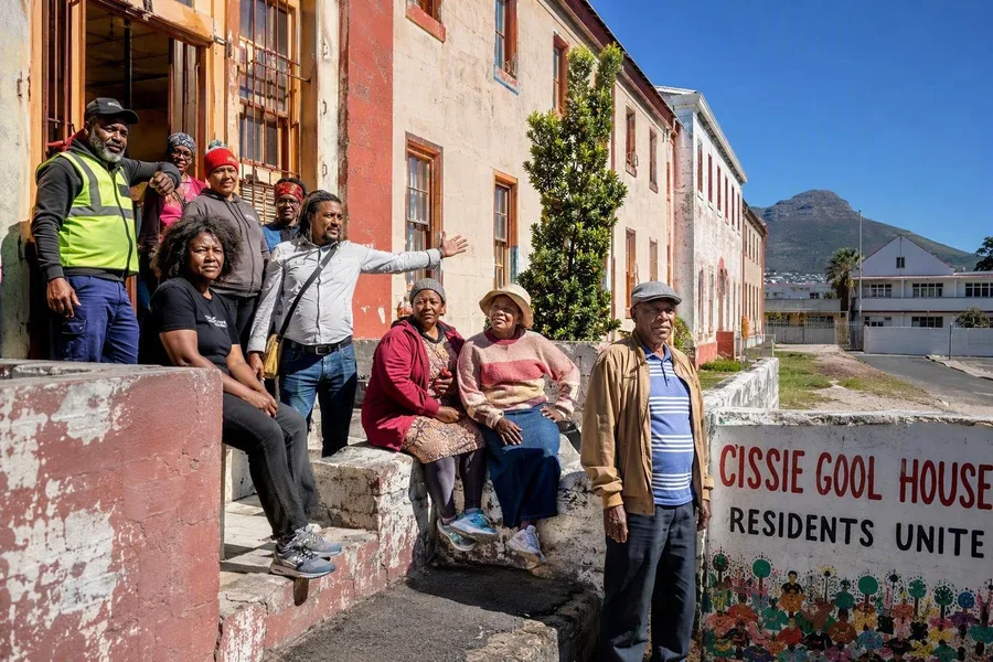 Bewoners komen samen bij Cissie Gool House, het gekraakte voormalige Woodstock Hospital.