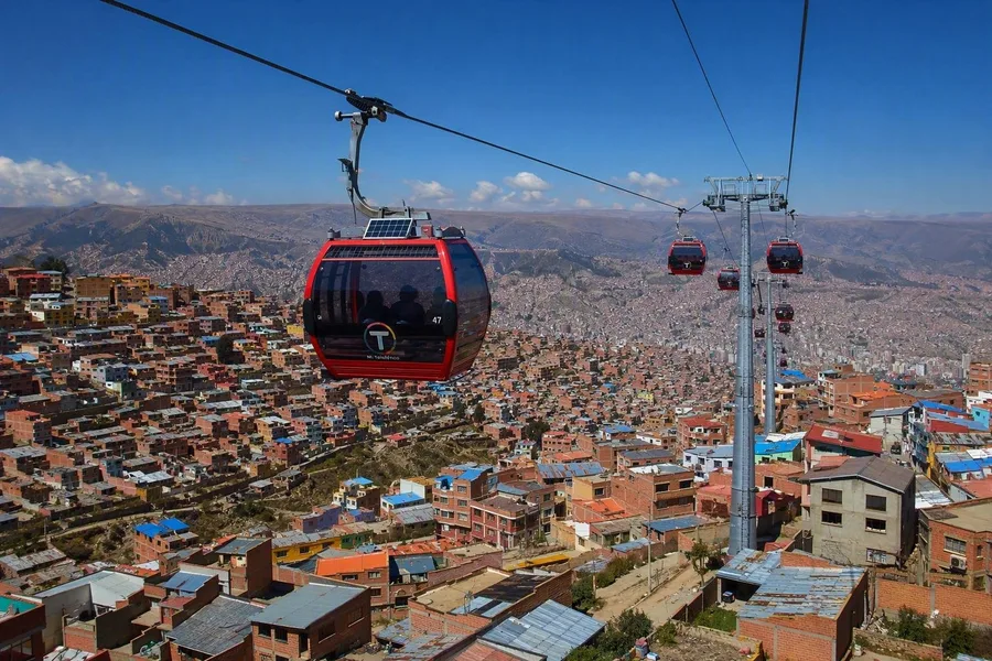 Cabines van de Rode Lijn klimmen vanuit de steile kom van La Paz naar het plateau van El Alto.