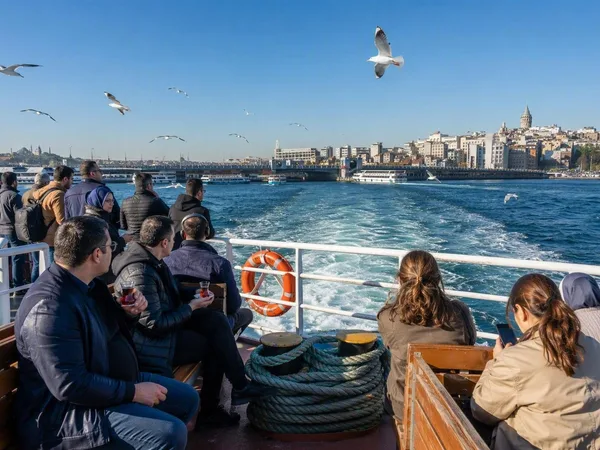 De eerste oversteek van Kadıköy naar Karaköy
