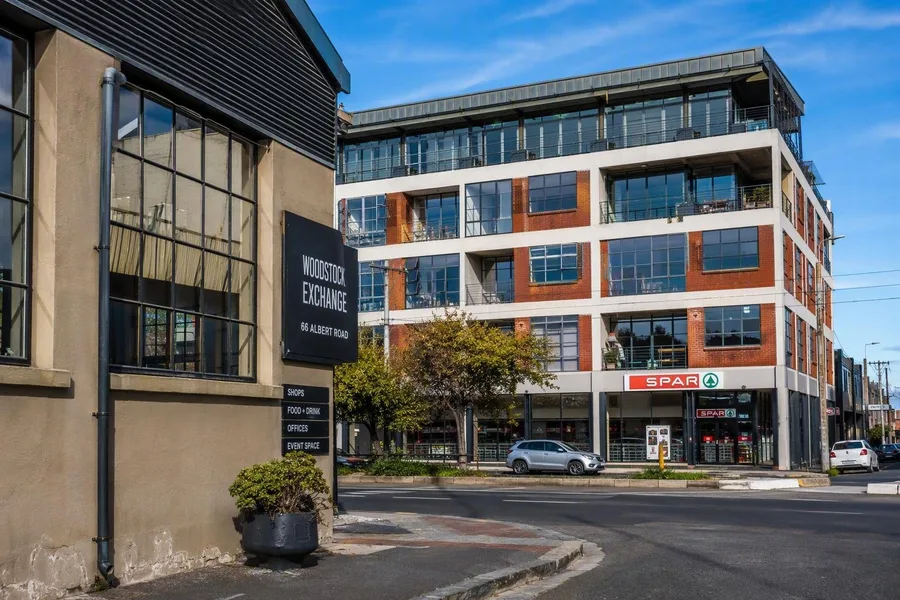 Woodstock Exchange ligt tegenover WEX1 met de SPAR-supermarkt op de begane grond aan Albert Road.