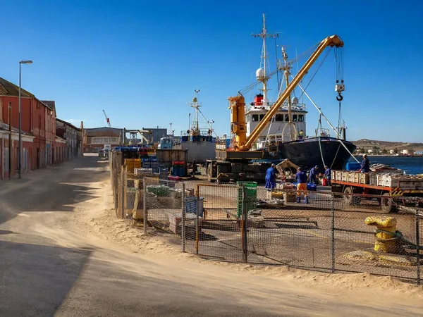 Langs de werkende kade van Lüderitz