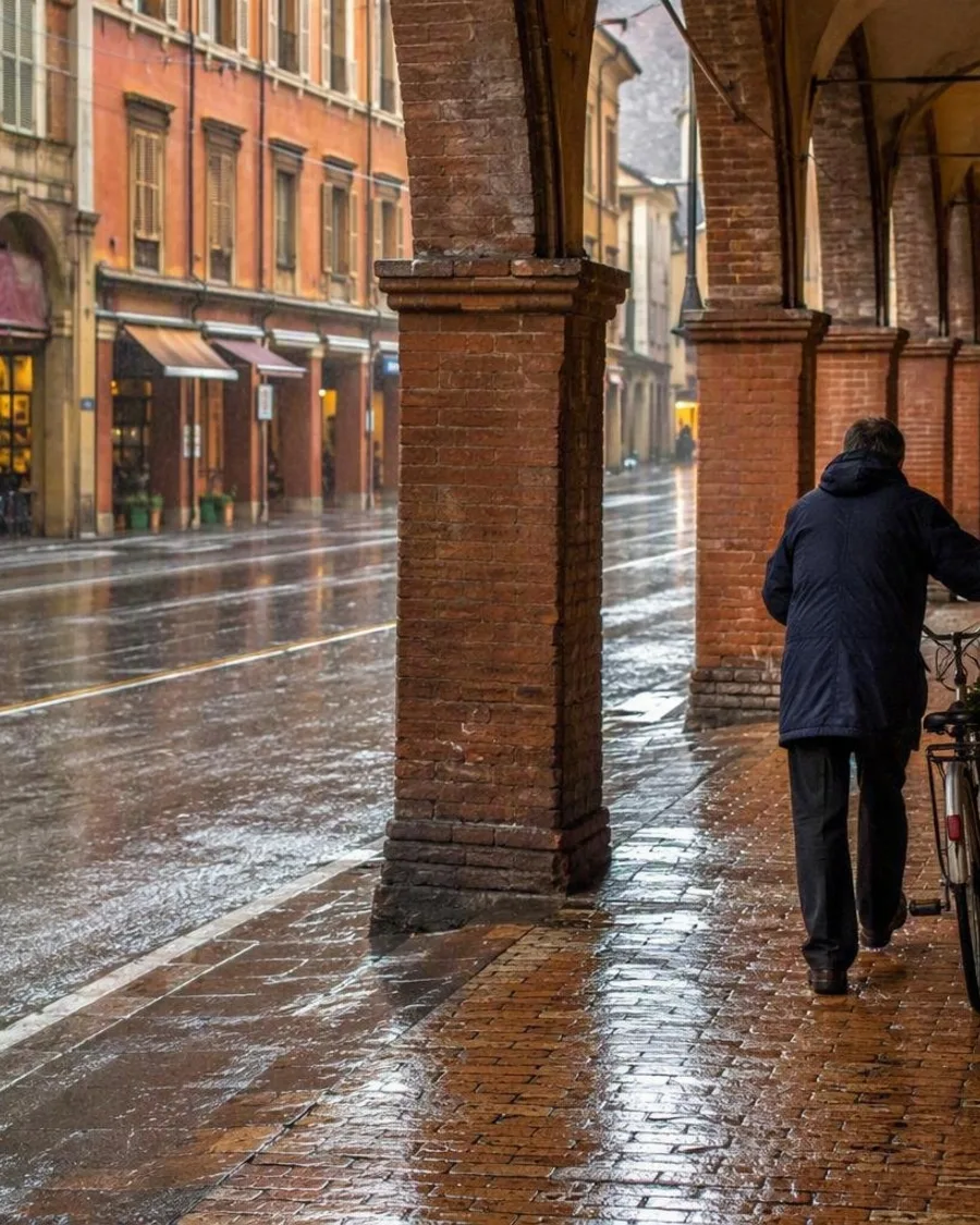 Regen onder de bogen van Bologna