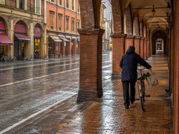 Regen onder de bogen van Bologna