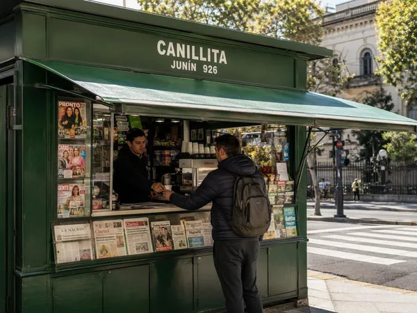 Papier, koffie en speelgoed: de kiosk van Buenos Aires verandert