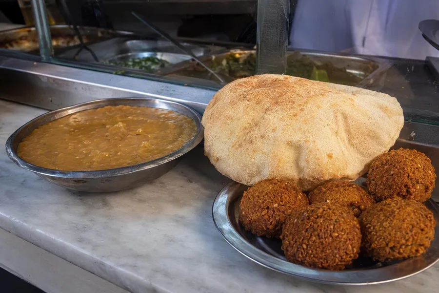 Brood hoort bij ful en falafel bij Mohamed Ahmed nabij Raml Station.