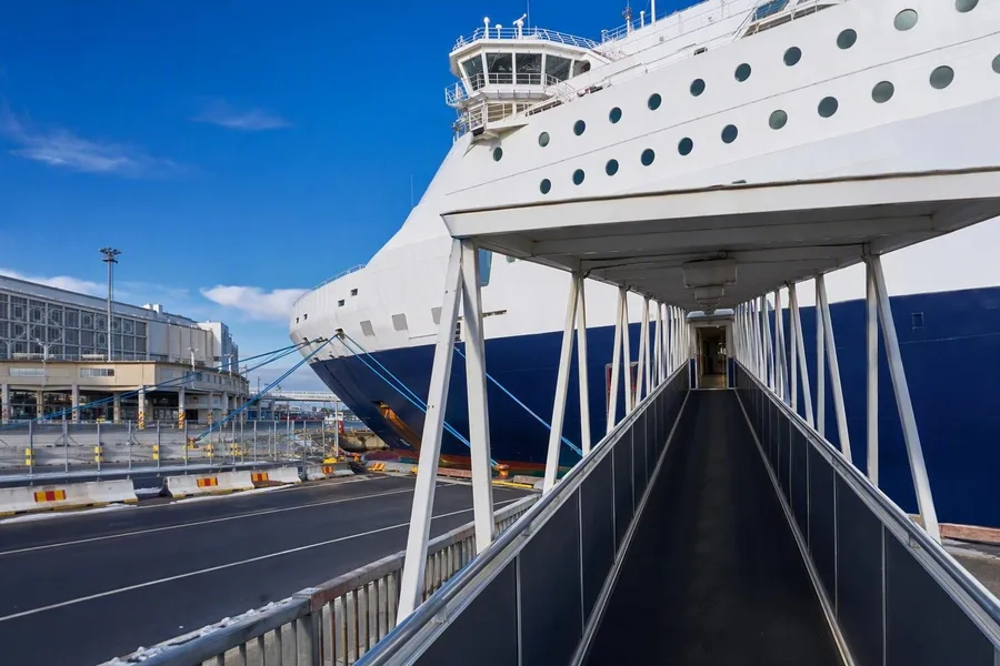 Een passagiersbrug verbindt de Olympia Terminal met een veerboot in de Zuidhaven van Helsinki.