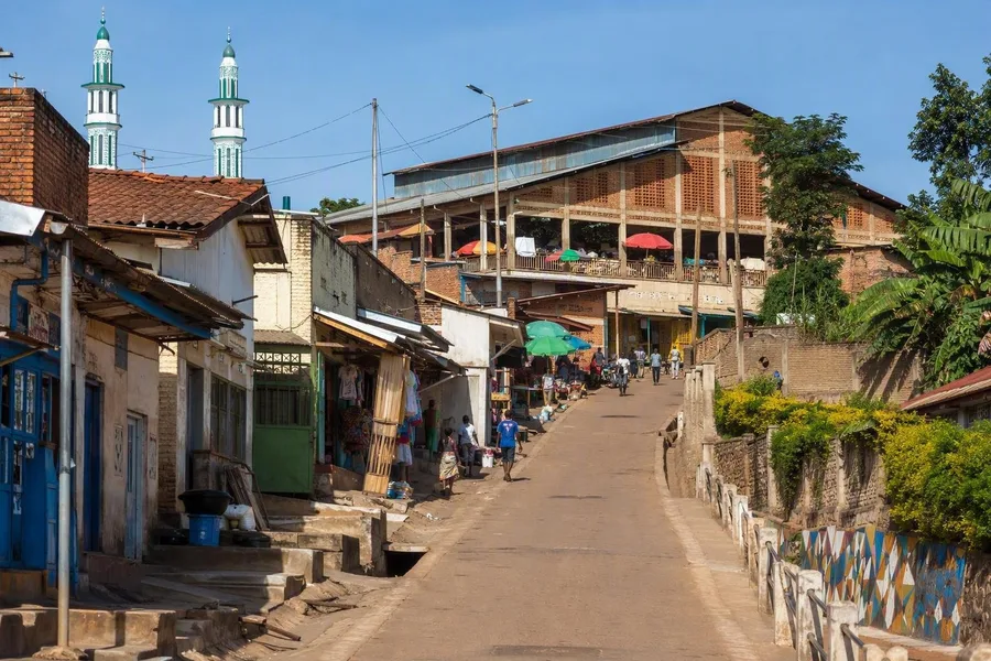 Een straat in Biryogo klimt naar de markt met baksteen en golfplaat in Nyamirambo.