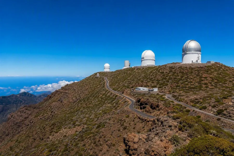 Witte telescoopkoepels staan langs Roque de los Muchachos boven de Caldera de Taburiente op La Palma.