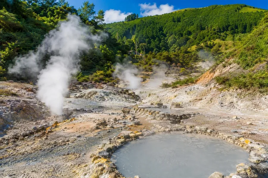 Fumarolen en thermale bronnen stomen in Furnas op São Miguel.