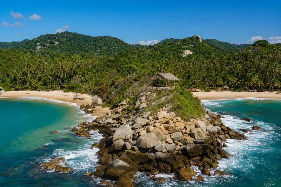 Een granieten landtong verdeelt twee zandbaaien bij Cabo San Juan del Guía in Tayrona.