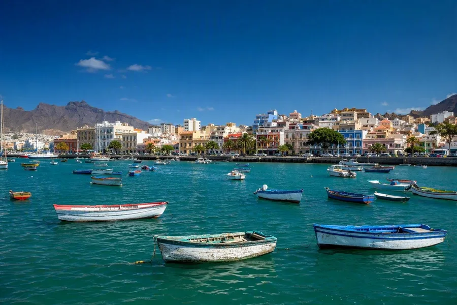 De beschutte baai van Porto Grande grenst aan Mindelo, de haven die de stad vormde.