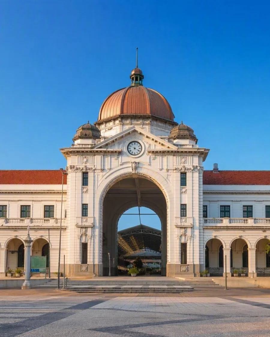 Van koperen koepel tot betonvouw: architectuur langs de straten van Maputo
