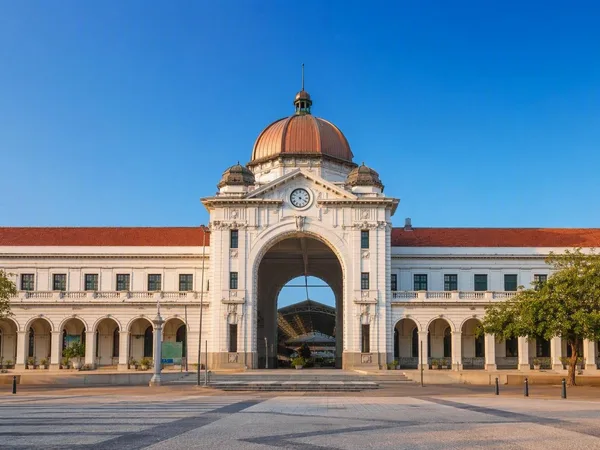 Van koperen koepel tot betonvouw: architectuur langs de straten van Maputo