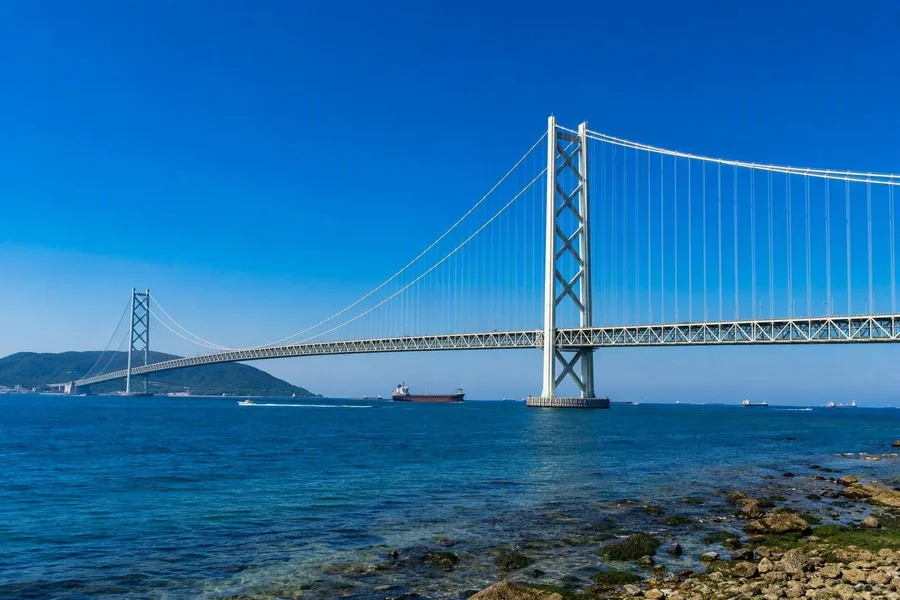 De Akashi-Kaikyobrug overspant de scheepvaartroute in de Straat van Akashi tussen Kobe en Awaji.