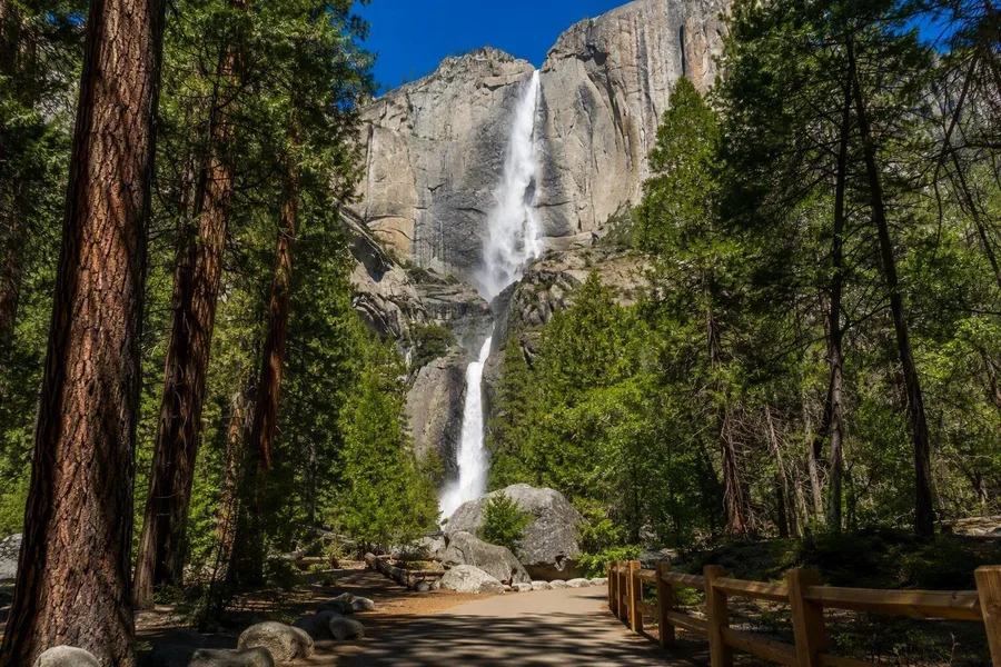Yosemite Falls daalt langs een granieten wand boven Yosemite Valley, bij de lus naar Lower Yosemite Fall.