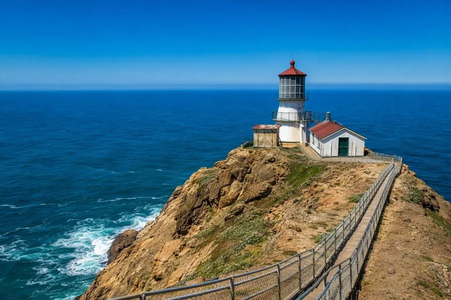 Een aangewezen pad bij de vuurtoren van Point Reyes kijkt uit over de trekroute in de Stille Oceaan.