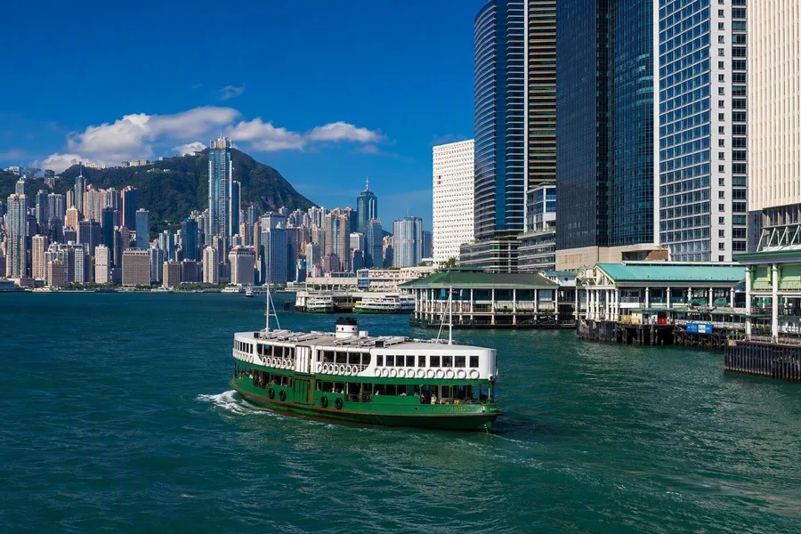 Een groen-witte Star Ferry steekt Victoria Harbour over tussen Tsim Sha Tsui en Central.