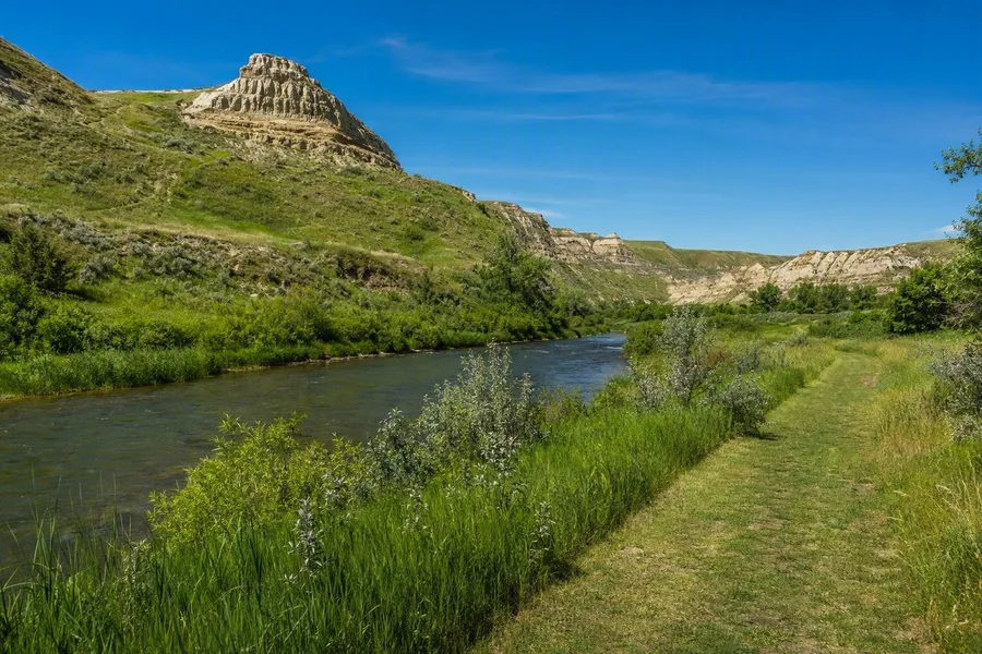 De Frenchman River stroomt langs de Riverwalk onder coulees in Grasslands National Park.