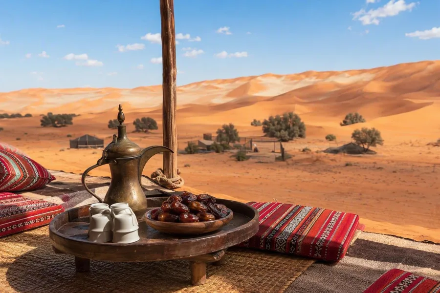 Koffie en dadels worden geserveerd in een lokaal gerund kamp in Wahiba Sands, Oman.