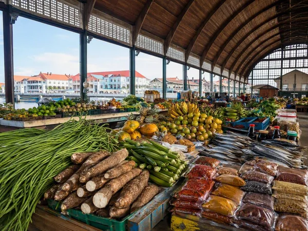 Van kousenband tot cassavebrood op de Centrale Markt