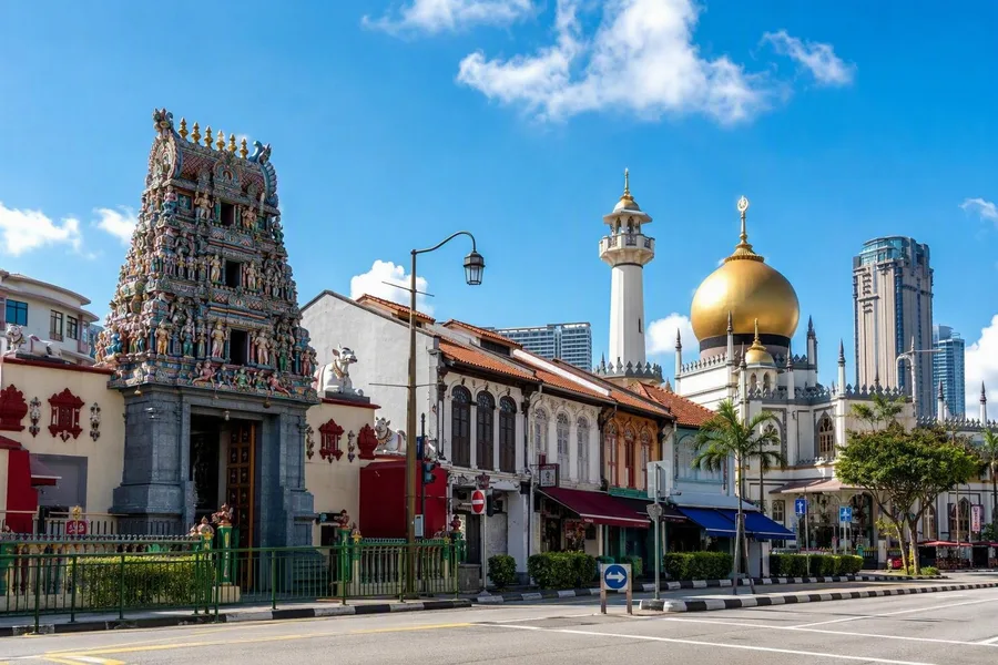 De Sri Mariamman-hindoetempel en Jamae Mosque staan tussen shophouses in Singapore’s Chinatown.