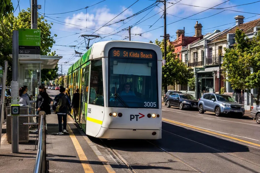 Tramlijn 96 bedient reizigers op Nicholson Street in het binnennoorden van Melbourne.