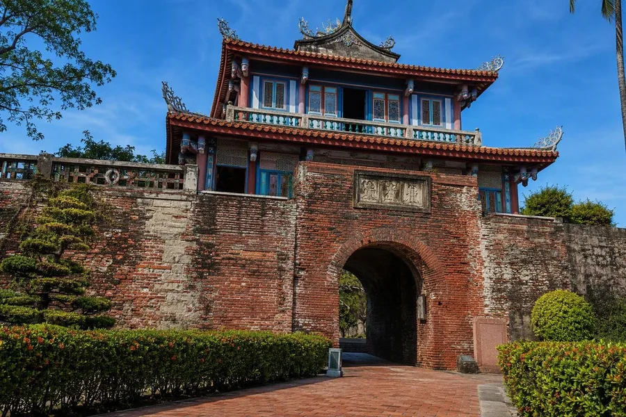 Nederlands baksteenwerk bij Chihkan Tower ligt onder Minnan-tempelhallen in het centrum van Tainan.