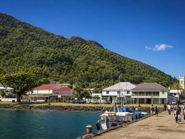 Levuka leeft verder tussen de kade en de vulkaanwand