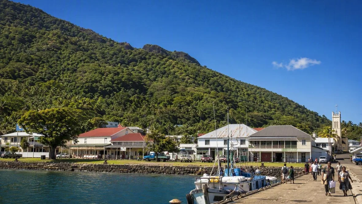 Levuka leeft verder tussen de kade en de vulkaanwand